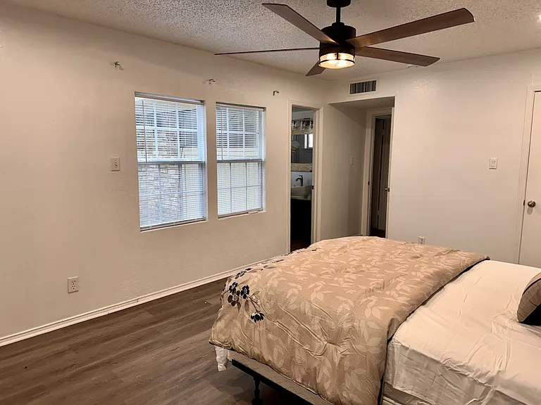 525 Towne House Ln — Photo 10