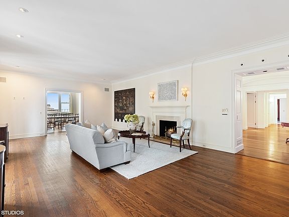 3rd image of 1325 N Astor St APT 11