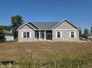 7520 Peppermill Dr, Swartz Creek, MI 48473