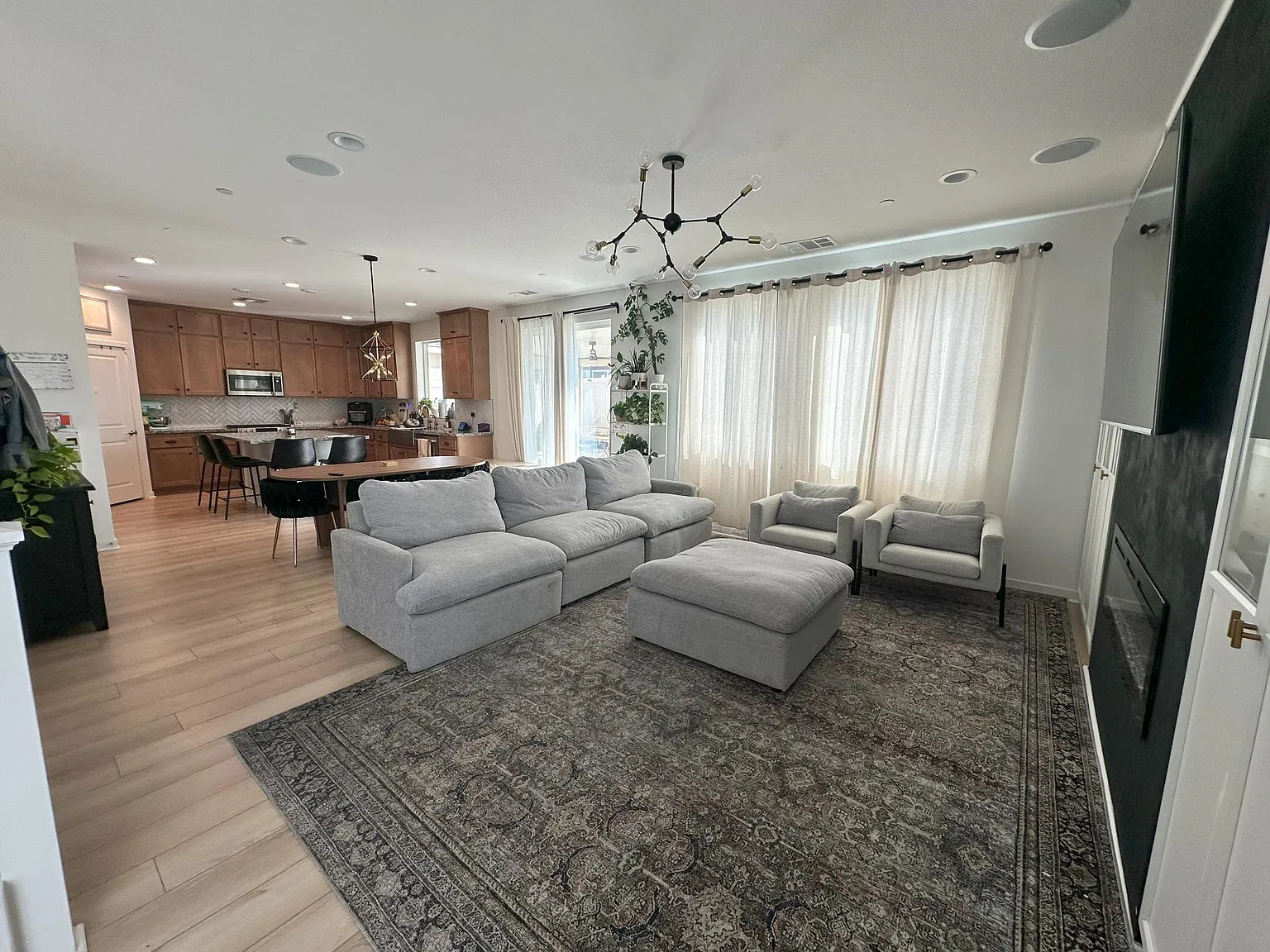 4 bed, 2227 sqft, $3,499 — Photo 4