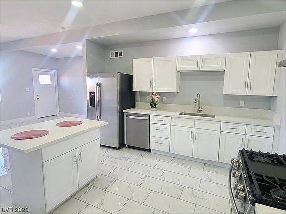 3rd image of 2745 Burnham Ave