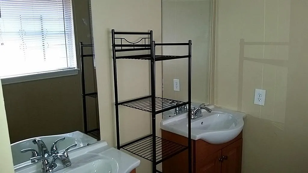 3 bed, 2.0 bath, 2012 sqft, $2,000 — Photo 4