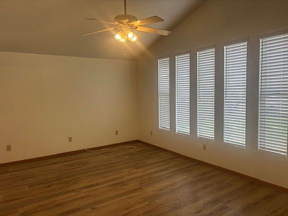 3rd image of 562 Laguna St