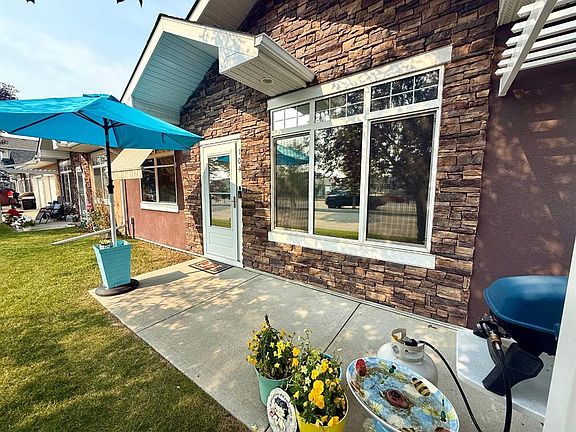 3rd image of 104 E Sunvale Cres NE