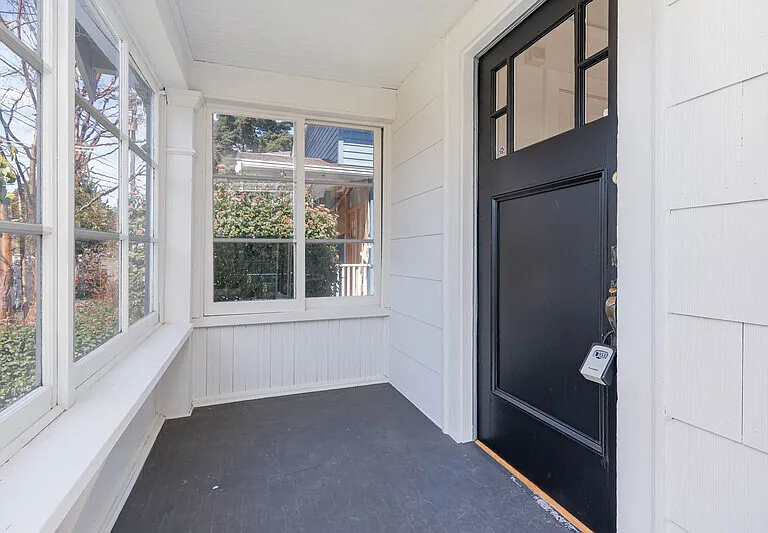 4814 36th Ave NE — Photo 2