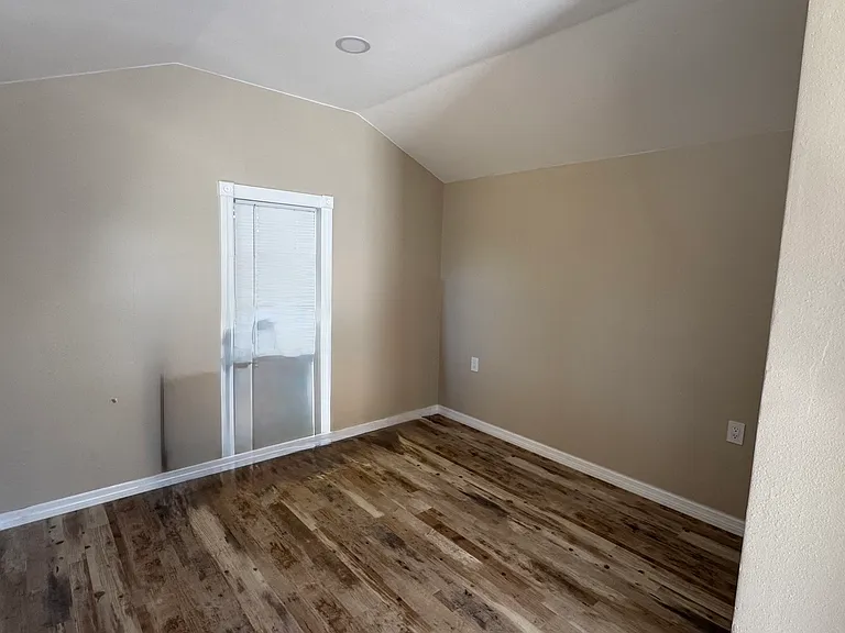 2561 SE Victory Ave #B — Photo 5