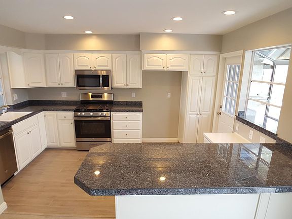 Open kitchen features a peninsula/breakfast bar