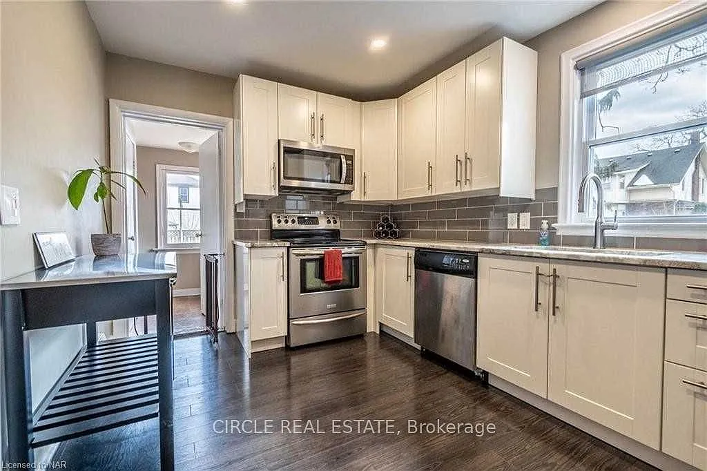4 bed, $2,500 — Photo 2