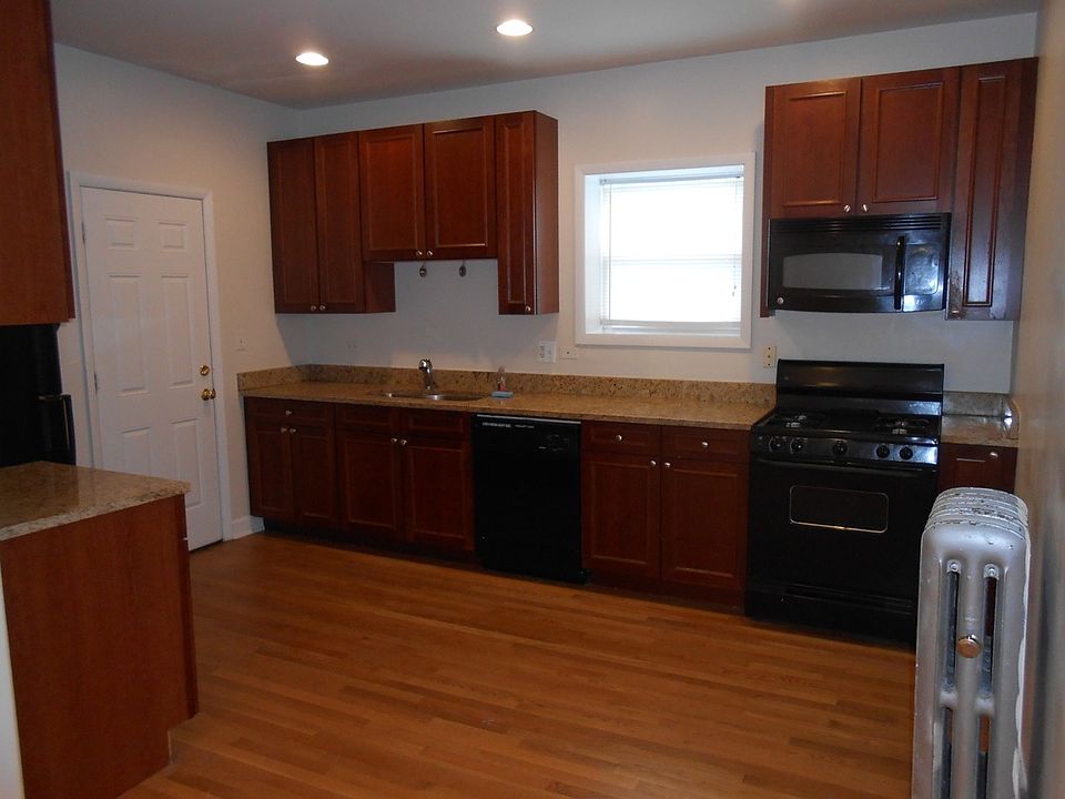 1st image of 3922 N Pine Grove Ave APT 1W