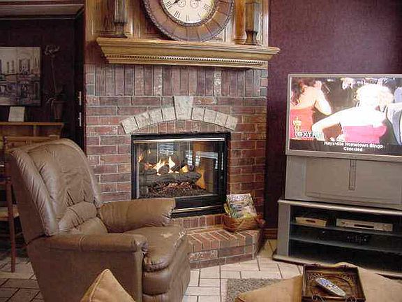 5th image of 16 Shadybrook Dr