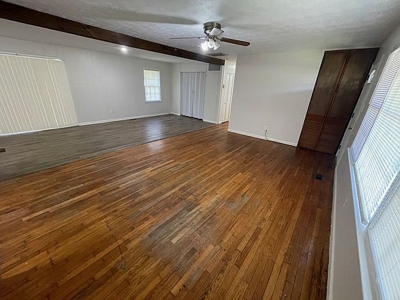 3rd image of 1303 Pineview Dr