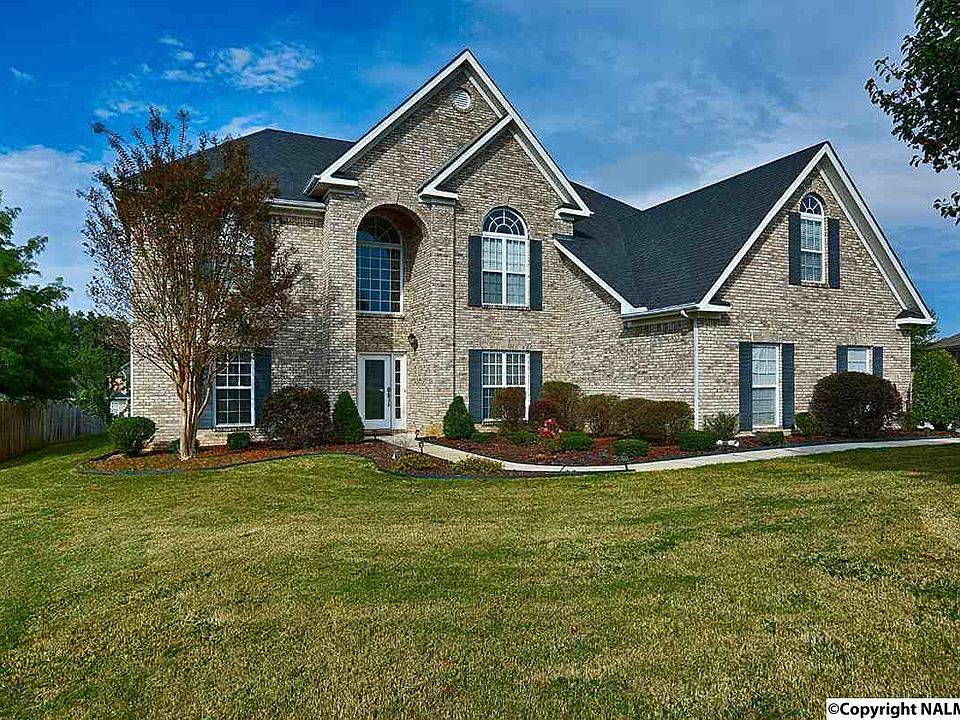 1st image of 105 Oak Springs Cir