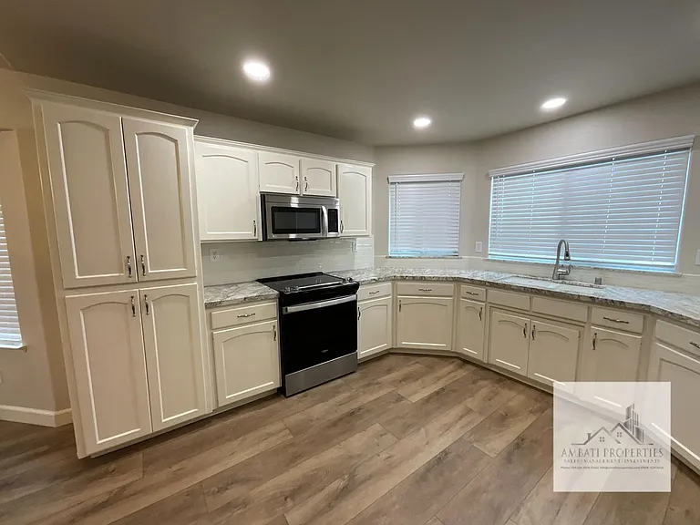 1834 E Lester Ave — Photo 5