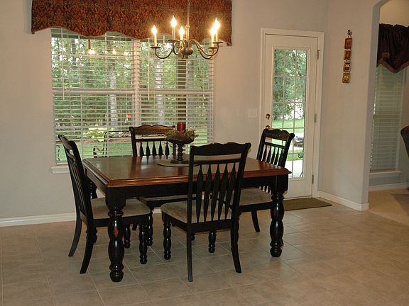 BREAKFAST NOOK OPEN TO LIVING 