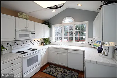 3 bed, 3.5 bath, 2667 sqft, $4,600 — Photo 4