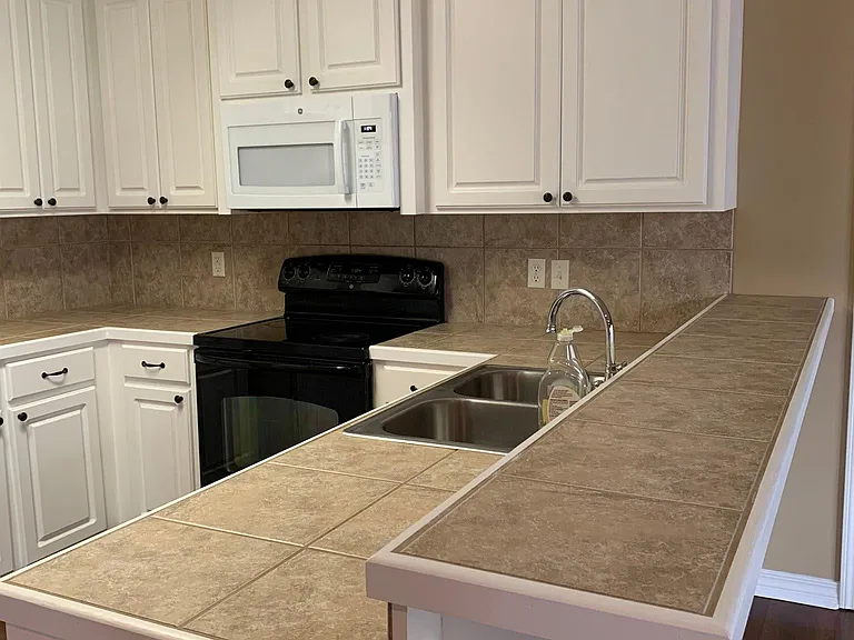 100 Hawthorne Dr — Photo 6