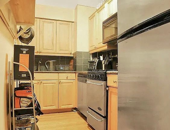 5th image of 333 E 34th St APT 10G