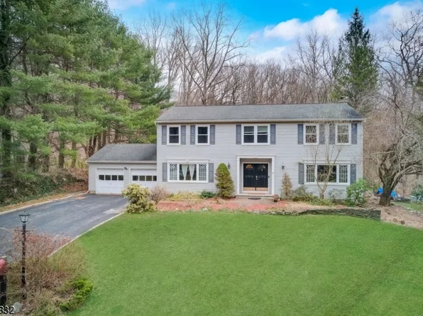 6 Sweetwater Ln, Ringwood Boro, NJ 07456