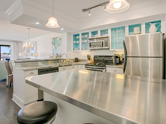 4th image of 825 Harbour Point Dr #825