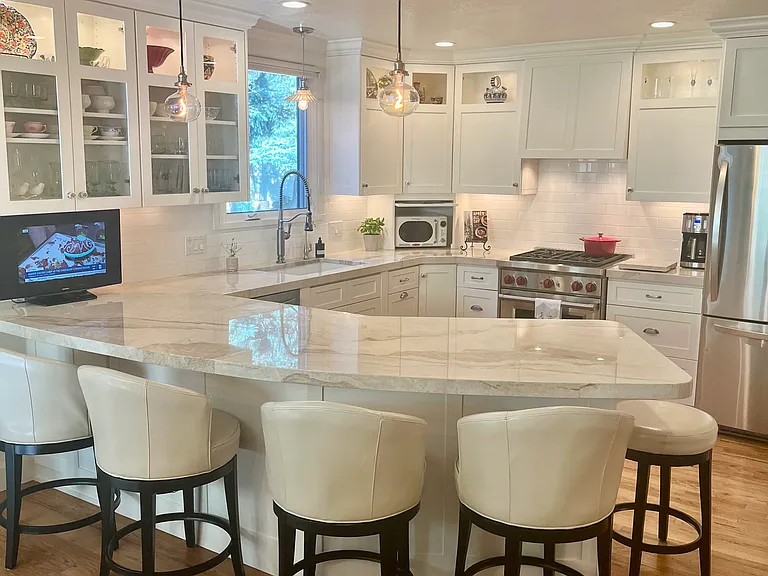Light & Bright Kitchen with Wolf Ramge