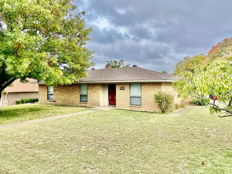 1011 Westgate Dr — Photo 2