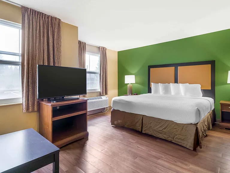 Deluxe Studio - 1 King Bed