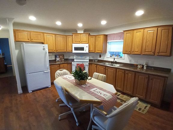 Open plan kitchen / dining