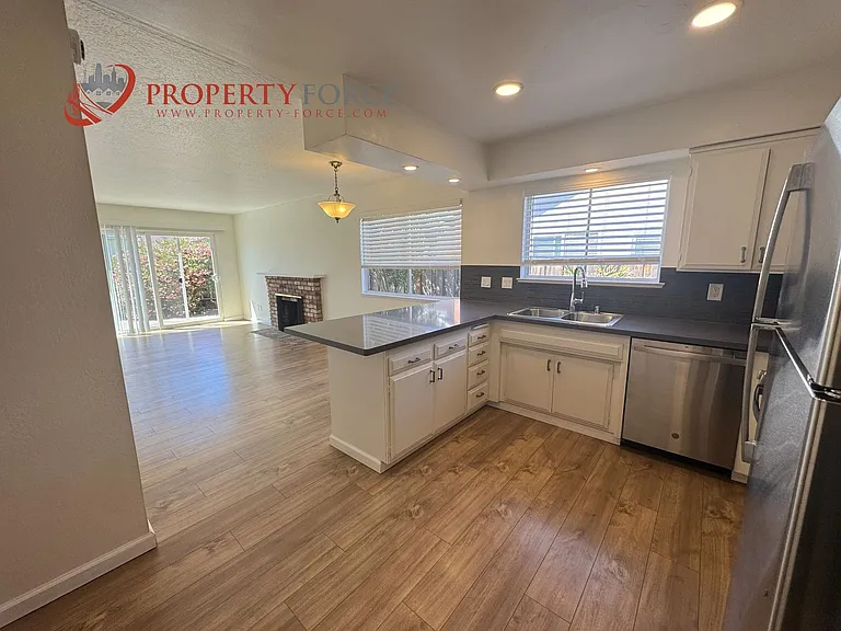 936 Constitution Dr — Photo 8