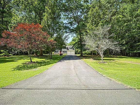 3rd image of 1932 Foxwood Dr