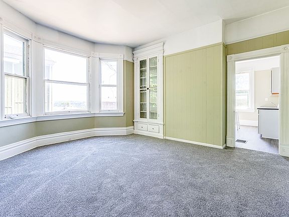 3rd image of 15 Saint Thomas St S
