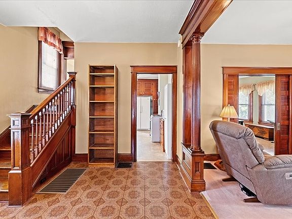 5th image of 235 Robinson St