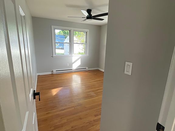 5th image of 142 Beverly Ave #1
