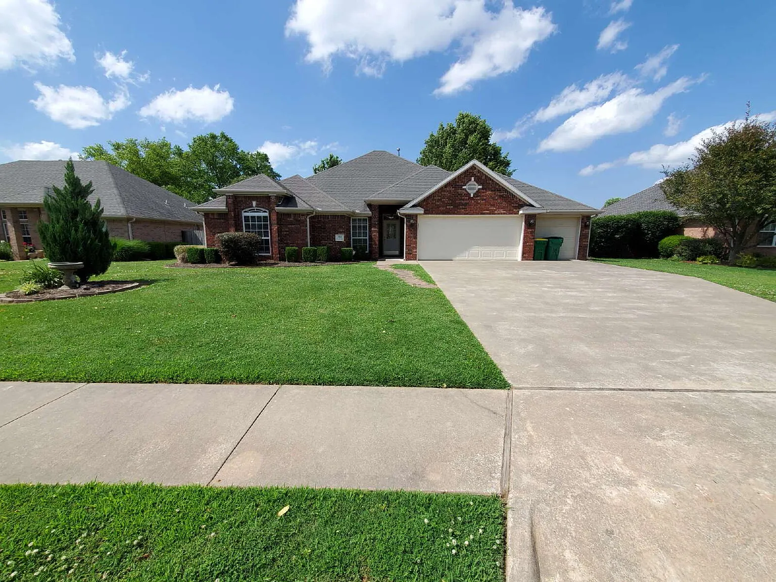 4 bed, 2.0 bath, 1982 sqft, $2,195 — Photo 2
