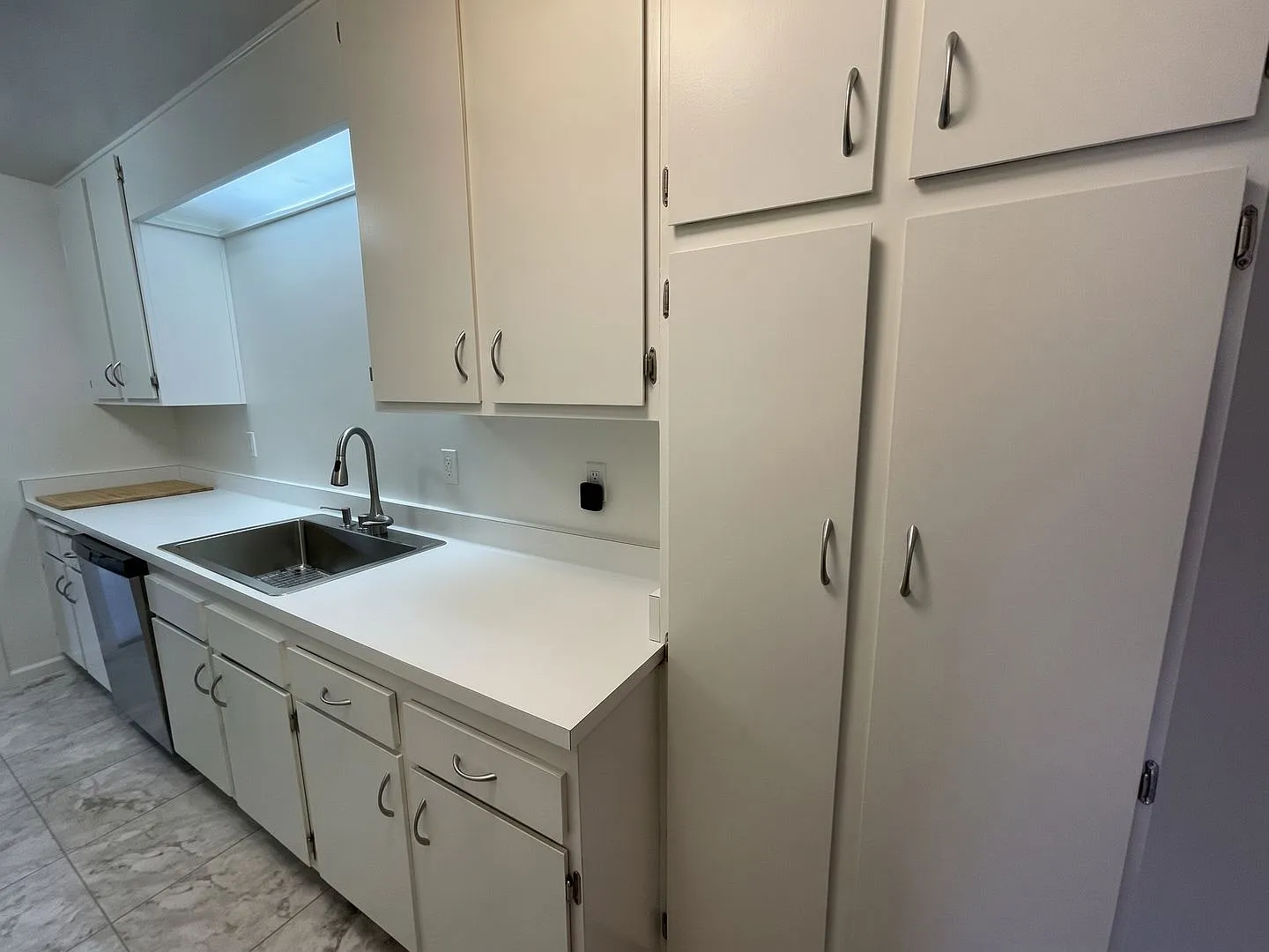 Two story townhome with 2 car garage in Skywest — Photo 3