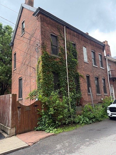 1st image of 2106 Fox Way