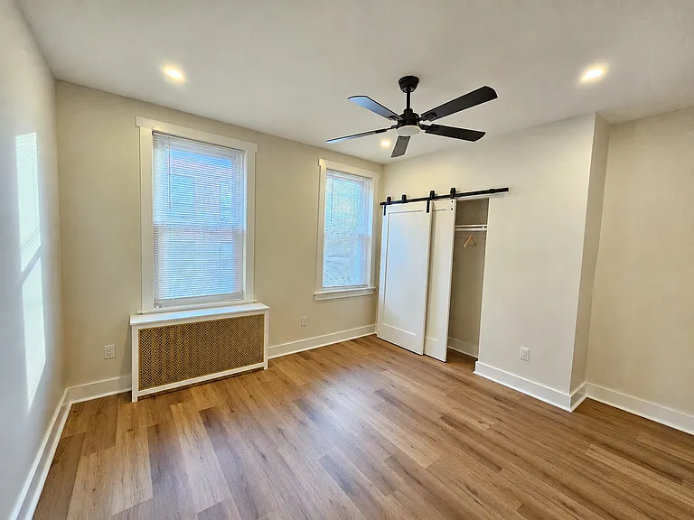 2525 E Madison St — Photo 10
