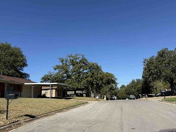 Exterior Neighborhood (street photo)