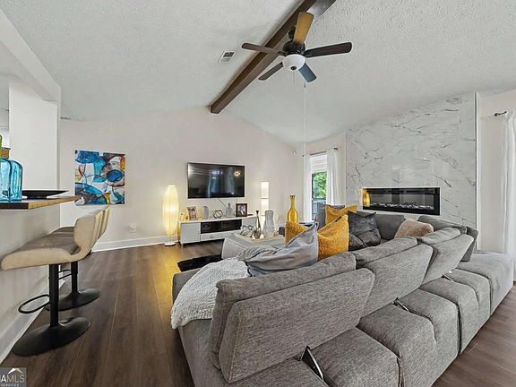 5th image of 10 Saratoga Dr