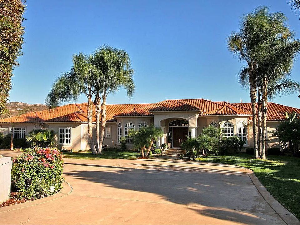 Grand Entry, Gate and Private Cul-de-sac