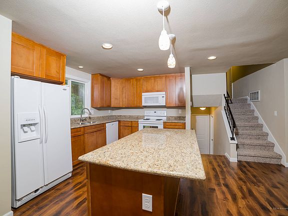 4th image of 4002 107th Pl NE