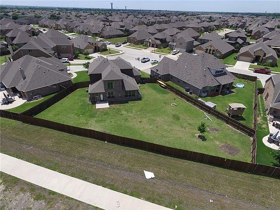 3rd image of 602 Amelia Ct