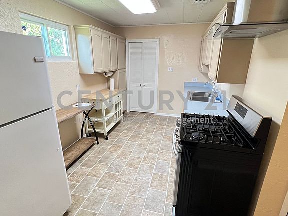 4th image of 528 Lee St