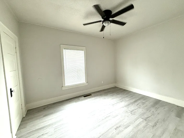 1105 NW Burch St — Photo 14