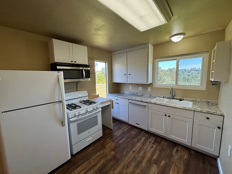1571 Vista Grande Ln #B — Photo 3