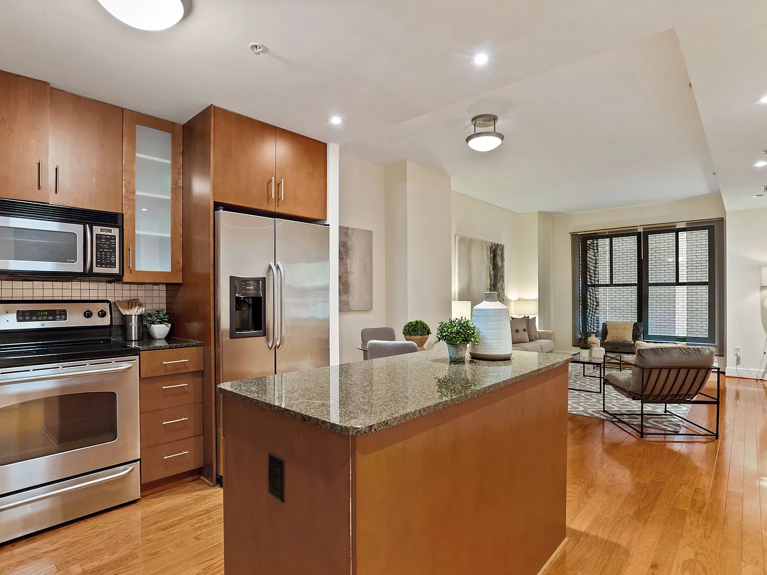 2 bed, 1.5 bath, 905 sqft, $3,200 — Photo 2