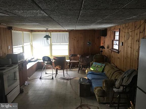 4th image of 522 Reservoir Rd