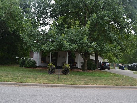 2nd image of 810 W Kentucky Ave