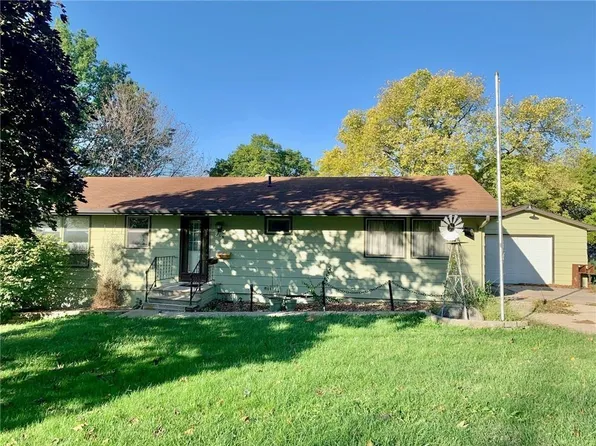 205 S 12th St, Guthrie Center, IA 50115