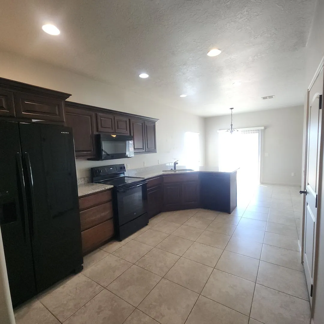 Available August 20! Beautiful 3 bed, 2.5 bath with Community amenities! — Photo 3