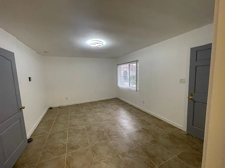 217 E Taylor St — Photo 12